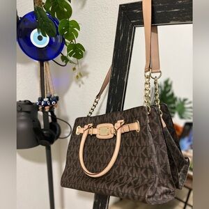 •LIKE NEW•MICHAEL KORS Medium 2 Way Bag